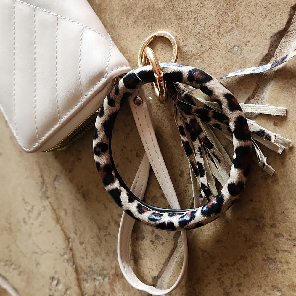 Cream quilted wristlet with leopard attachment - Picture 9 of 9